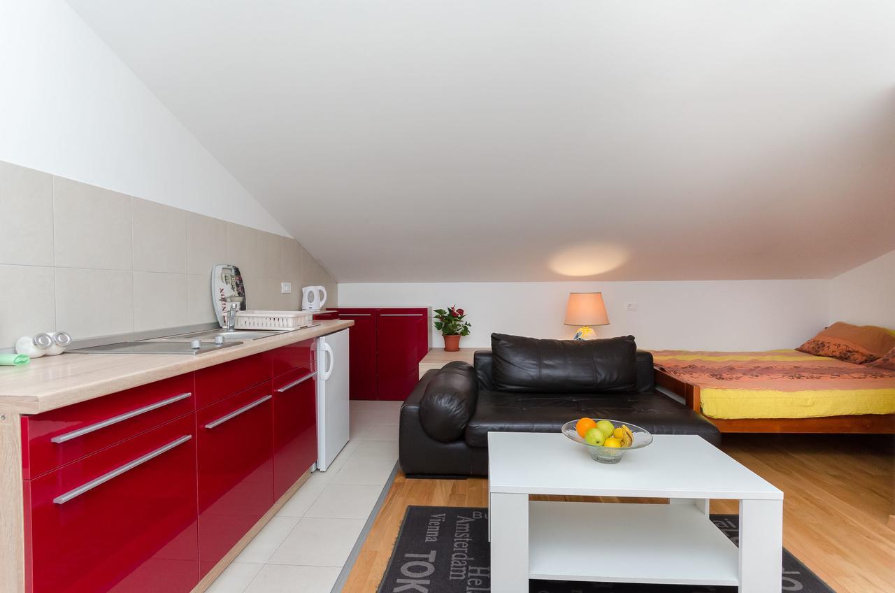 Apartment Goran Ровин Екстериор снимка