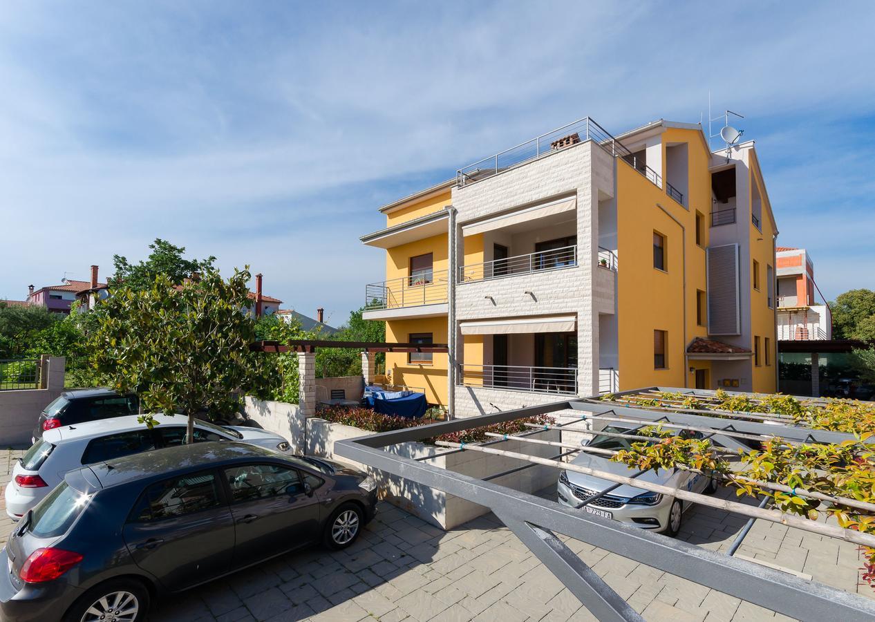 Apartment Goran Ровин Екстериор снимка
