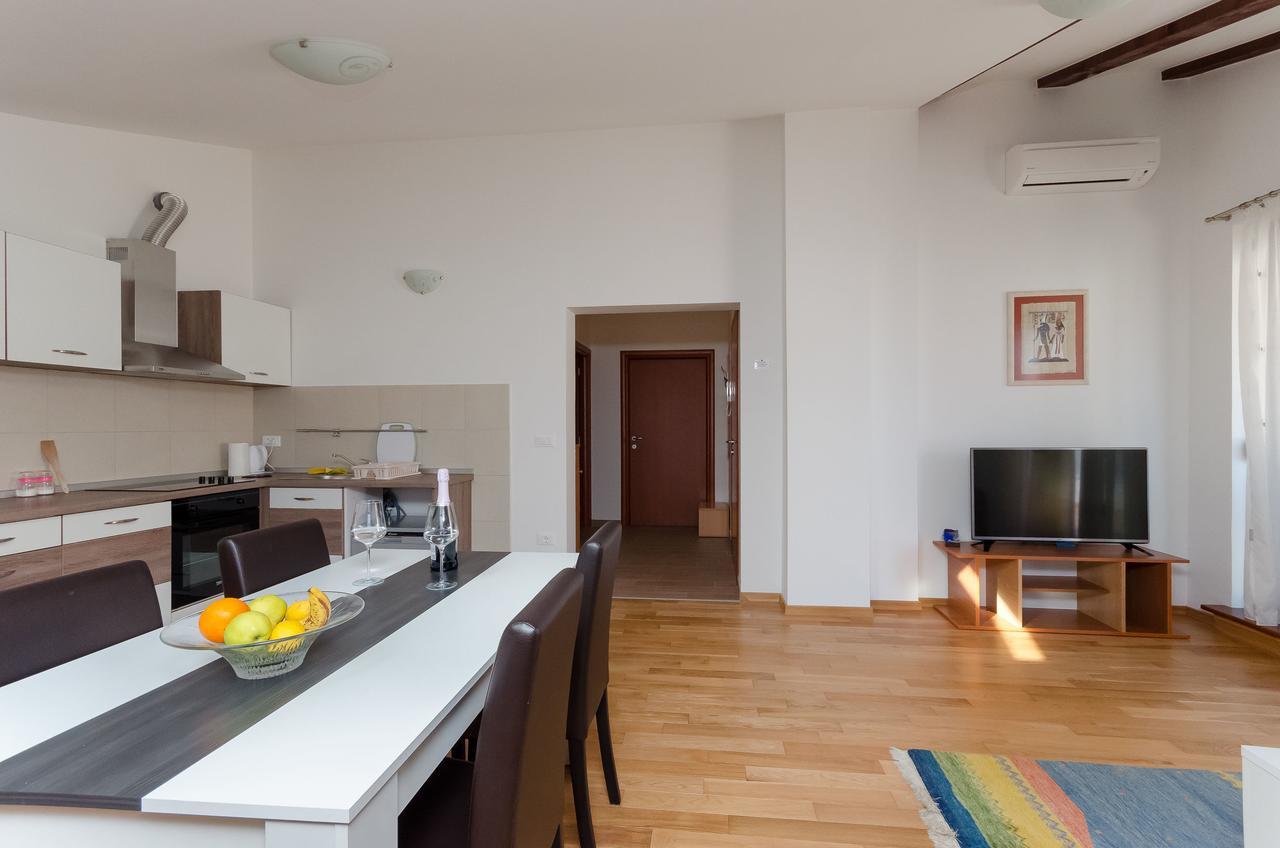 Apartment Goran Ровин Екстериор снимка