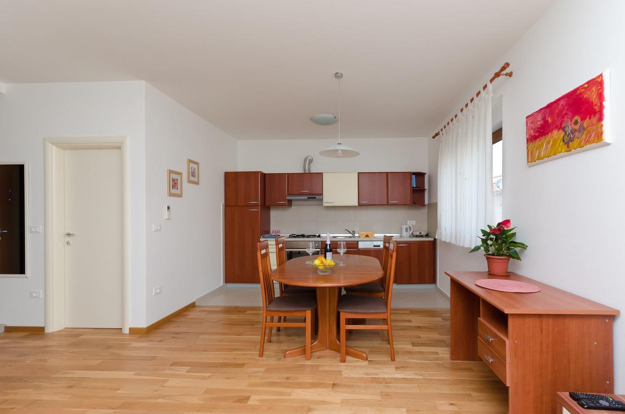 Apartment Goran Ровин Екстериор снимка