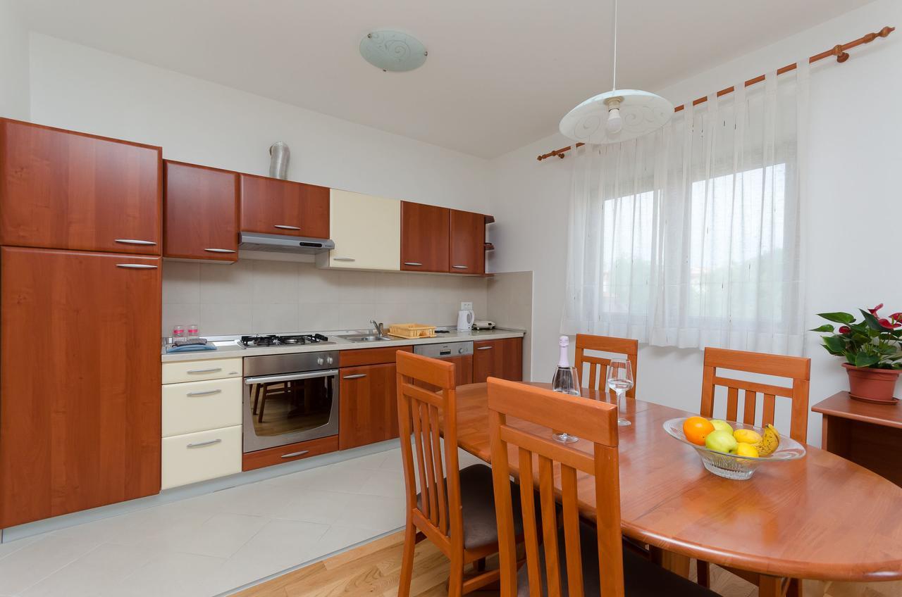 Apartment Goran Ровин Екстериор снимка