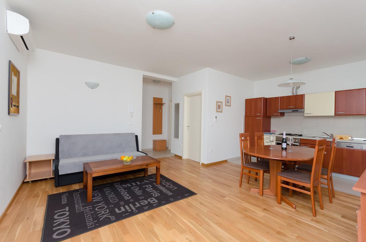 Apartment Goran Ровин Екстериор снимка