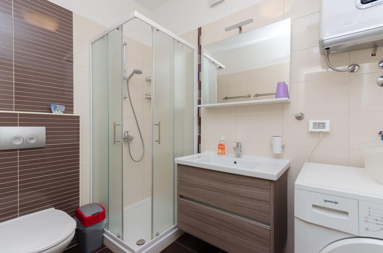 Apartment Goran Ровин Екстериор снимка